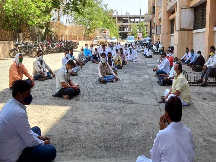 BJP MLA's father in law goes on hunger strike to stop deputation of doctors in Ambajogai अंबाजोगाई येथील डॉक्टरांची प्रतिनियुक्ती रोखण्यासाठी भाजप आमदाराच्या सासऱ्यांचं उपोषण