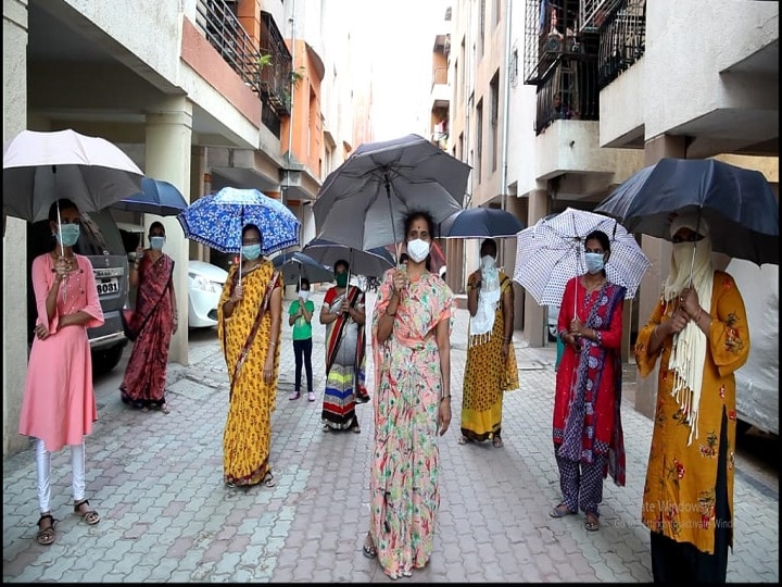 coronavirus, Umbrella pattern of Manchar in Pune for social distancing केरळच्या 'छत्री पॅटर्न'चं पुण्याच्या मंचरमध्ये अनुकरण ठरलं फायदेशीर!