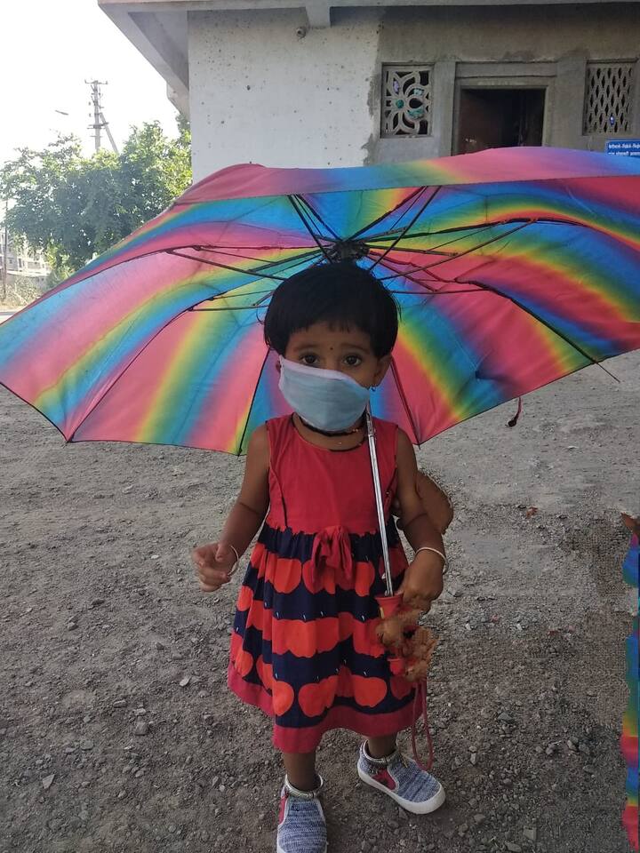 बघता-बघता अबाल-वृद्धांपासून सर्वांच्याच स्टेटसवर छत्रीसोबतचे फोटो झळकू लागले.