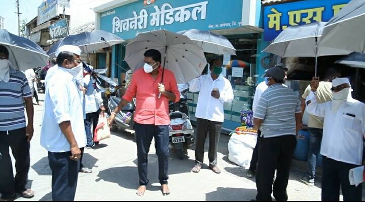 पुण्याचं मंचर हे नॉन रेड झोनमध्ये येत असल्याने येथील बहुतांश दुकानांनी कामाचा श्रीगणेशा केला. नागरिकांनी ही दुकानाबाहेर खरेदीसाठी गर्दी केली.