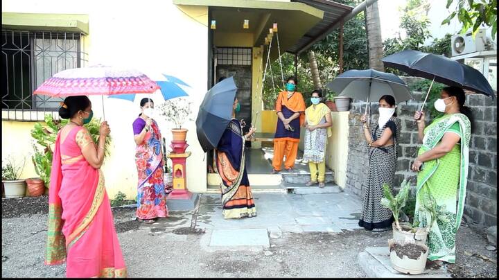 लॉकडाऊन 4 मध्ये शिथिलता आल्याने सोशल डिस्टंसिंगचा पुरता फज्जा उडाला. यावर मंचरचे सरपंच दत्ता गांजाळेंनी एक शक्कल लढवली.