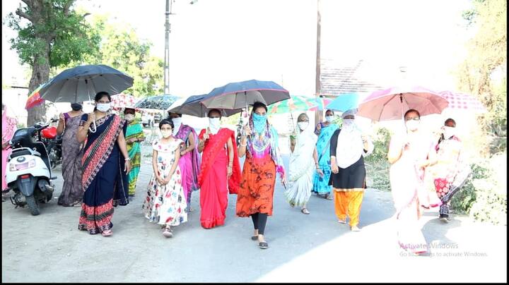 केरळच्या धर्तीवर गांजळेंनी गावात 'छत्री पॅटर्न' राबवायचं ठरवलं. महिलांनी ही कल्पना डोक्यावर घेतली.