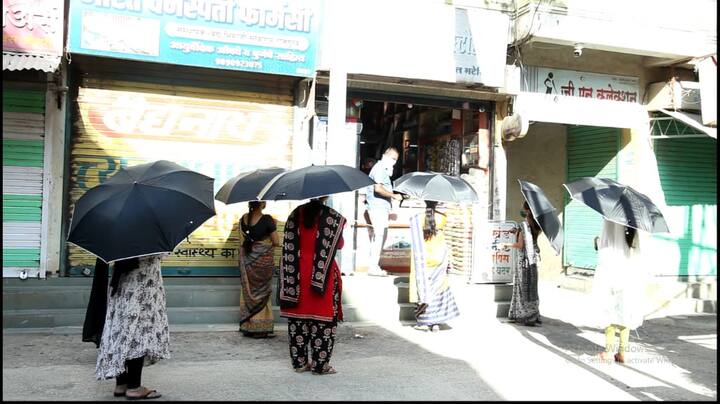 हळूहळू महिला छत्री घेऊनच घराबाहेर पडू लागल्या. यामुळे सोशल डिस्टंसिंग राखला जाऊ लागला आणि उन्हापासूनही बचाव होऊ लागला.