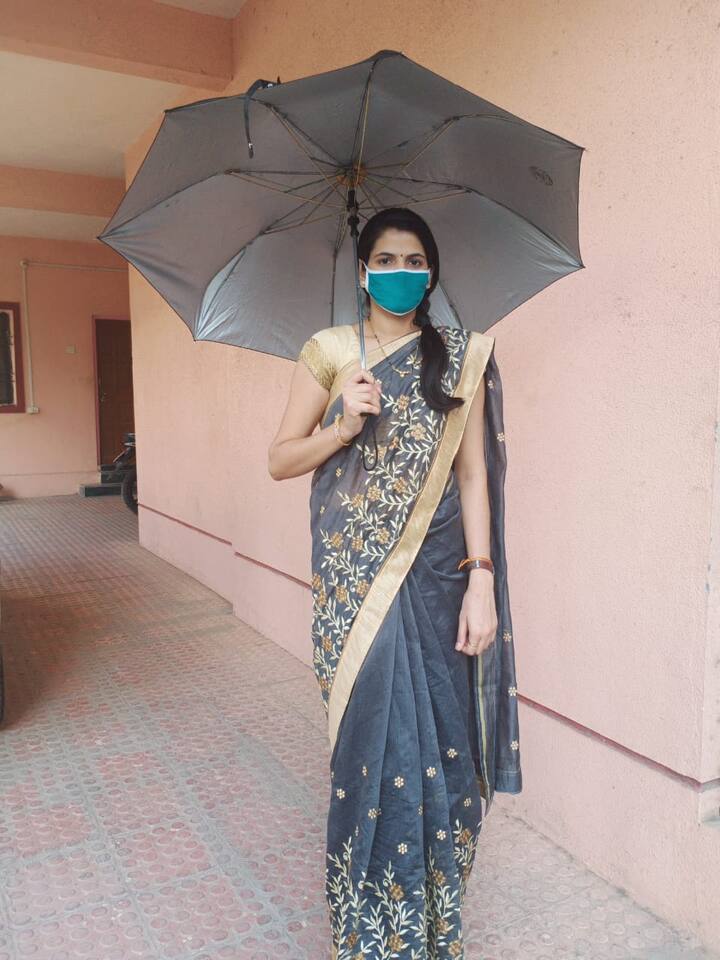 नथीचा नखरा, नऊवारी साडी, ब्लॅक गॉगल हे सुरु असलेले ट्रेंड आणि त्याला मिळणारा प्रतिसाद लक्षात घेत 'सेल्फी विथ अम्ब्रेला' ची हाक देण्यात आली.