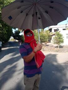 PHOTO | सोशल डिस्टन्सिंगसाठी केरळचा 'छत्री पॅटर्न' पुण्यात