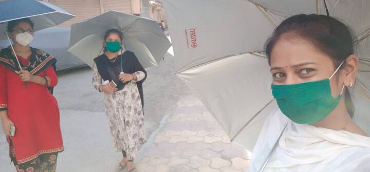 महिलांनी घरोघरी जाऊन छत्री वापरण्याचं आवाहन केलं, यातूनच 'सेल्फी विथ अम्ब्रेला'चे स्टेटसही झळकू लागलेत.