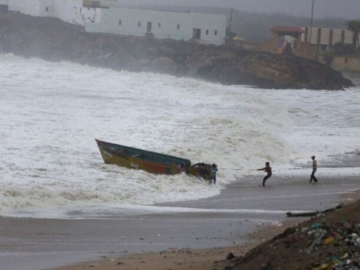 Cyclone Nisarga hit coastal areas of konkan Region निसर्ग चक्रीवादळाचं रौद्र रुप! कोकण किनारपट्टीला तडाखा; ताशी 55 किमी वेगाने मुंबईत दाखल : आयएमडी