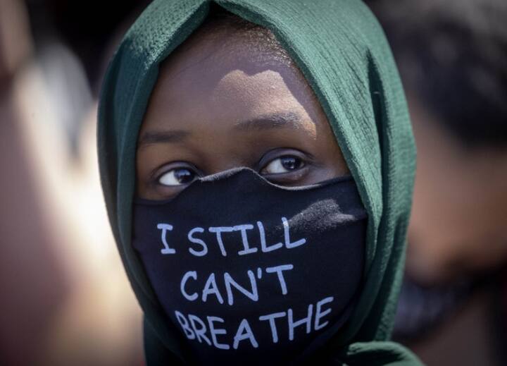 वाशिंग्टनमध्ये आंदोलक मोठ्या संख्येने व्हाईट हाऊसच्या बाहेर गोळा होऊन घोषणाबाजी करु लागले. आंदोलकांनी पाण्याने भरलेल्या प्लास्टिकच्या बाटल्या पोलिसांवर फेकल्या. जमावाला पांगवण्यासाठी पोलिसांनी अश्रूधुराचे गोळे फेकले. तर आंदोलकांनी व्हाईट हाऊसजवळ असलेल्या गाड्यांला आग लावली. पोलीस आणि विशेष सेवेच्या अधिकारी या गाड्यांचा वापर करतात.