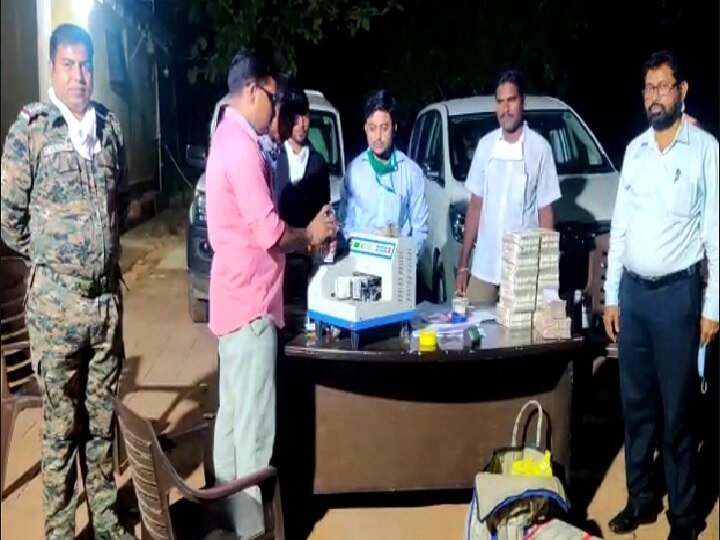  2 crore 20 lakhs seized in Gadchiroli  गडचिरोलीत 2 कोटी 20 लाखांची रक्कम जप्त, नक्षल्यांना खंडणी म्हणून पैसे दिले जात असल्याचा अंदाज