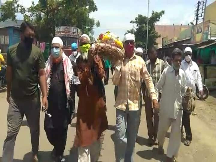 humanity in lockdown, cremation of Hindu dead woman by Muslim people in Solapur लॉकडाऊनमध्ये मानवतेचे दर्शन, सोलापुरात हिंदू मृत महिलेवर मुस्लीम बांधवांकडून अत्यसंस्कार