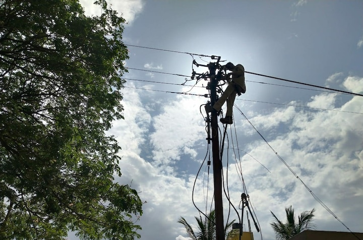 Power supply in Nashik disrupts from 3rd June due to Cyclone Nisarga नाशिकला वादळाचा जोरदार शॉक, बुधवारपासून अनेक ठिकाणी वीजपुरवठा खंडित