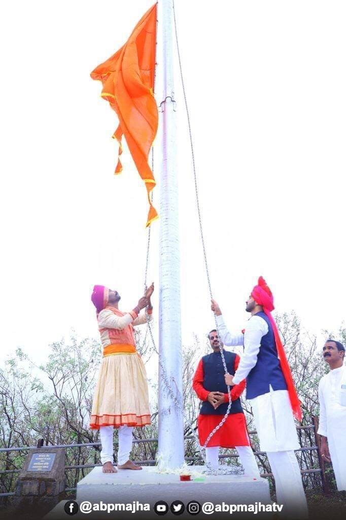यंदा कोरोनाच्या सावटामुळं शिवप्रेमी रायगडावर पोहोचू शकले नसले तरी दरवर्षीच्या परंपरेप्रमाणे दुर्गराज रायगडावर शिवराज्याभिषेक सोहळा साधेपणानं साजरा झाला.