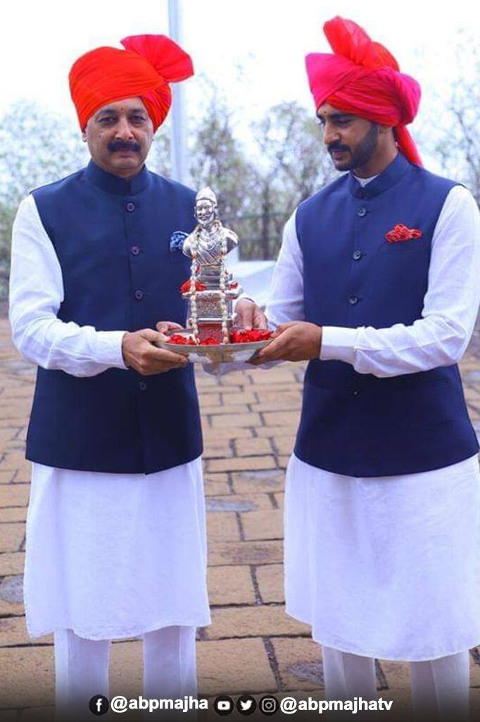  शिवराज्याभिषेक घरात राहूनच विविध उपक्रमांनी साजरा करावा. स्वराज्याचे प्रतिक भगवा ध्वज घरासमोर लावावा, शिवछत्रपतींच्या प्रतिमेचे पूजन करावे, स्वदेशी जातीचे एखादे झाड लावून त्याचे संगोपन करण्याचा संकल्प करावा, शिवरायांवरील पुस्तकांचे वाचन करावे. मात्र, कोणत्याही परिस्थितीत रायगडावर येण्याचा प्रयत्न करु नये, अशी विनंती युवराज संभाजीराजे छत्रपती यांनी केली आहे.