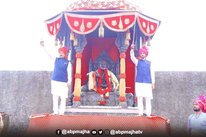 अखिल भारतीय राज्याभिषेक समितीच्या वतीने दरवर्षी सहा जूनला दुर्गराज रायगडावर हे सोहळा संपन्न होतो. या निमित्ताने देशभरातून हजारो शिवभक्त रायगडावर हजेरी लावतात. 