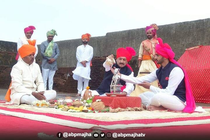 पण यंदा मोजक्या लोकांच्या उपस्थितीत हा सोहळा साजरा झाला