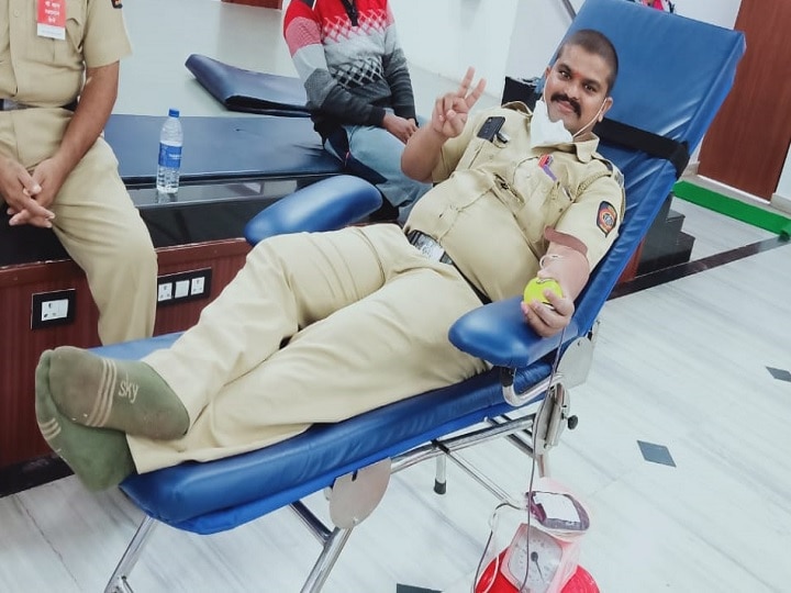 Blood donation of more than 400 policemen on the occasion of completing 11 years of service in Mumbai मुंबईत 2008 सालच्या बॅचला 11 वर्ष पूर्ण झाल्यानिमित्त 400 हून अधिक पोलीस बांधवांचे रक्तदान