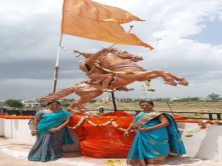  Pandharpur erected 8 feet statue of Chhatrapati shivaji maharaj on the roof of his house पंढरपुरातील शिवभक्ताने घराच्या छतावर उभारला छत्रपतींचा 8 फुटी अश्वरूढ पुतळा