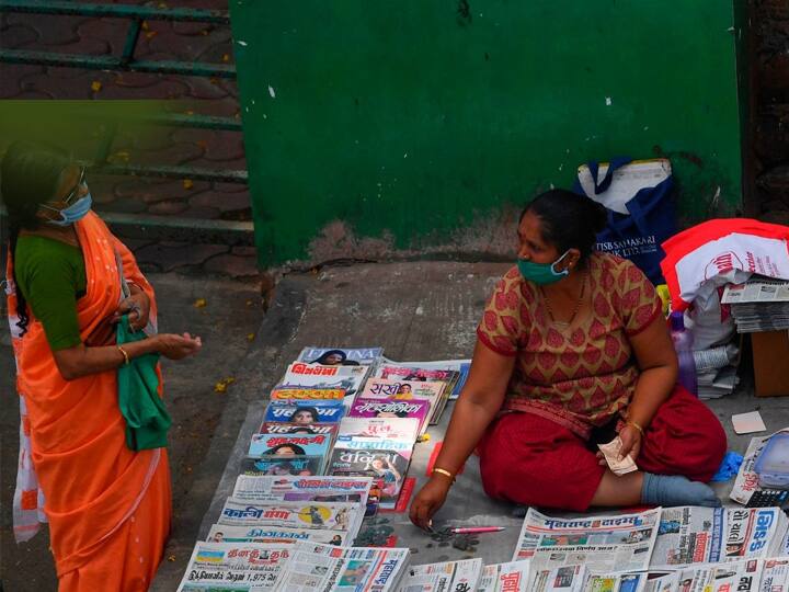 न्यूजपेपर आला रे... घरोघरी वर्तमानपत्र वितरण सुरु, पेपर हातात आल्याचा नागरिकांना आनंद house to house Newspaper distribution has started in Mumbai न्यूजपेपर आला रे... घरोघरी वर्तमानपत्र वितरण सुरु, पेपर हातात आल्याचा नागरिकांना आनंद
