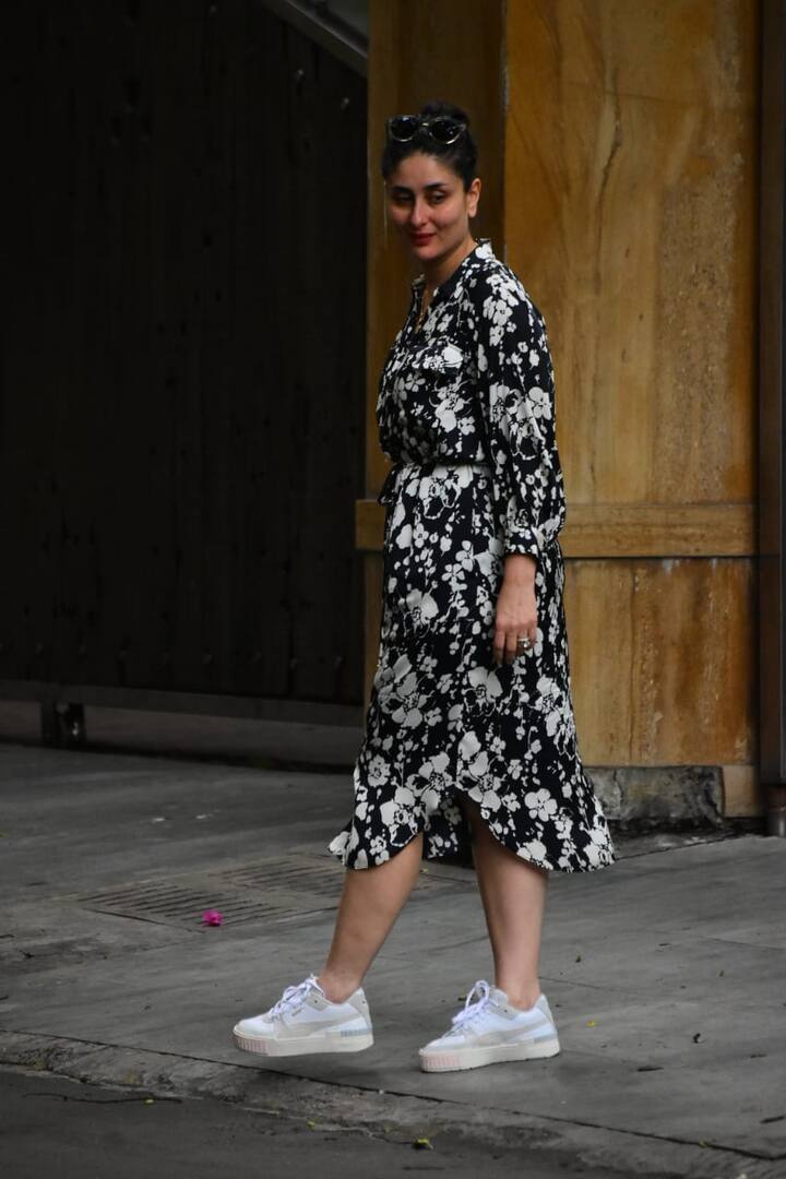 फोटोंमध्ये तुम्ही पाहू शकता की, यावेळी बॉलिवूडच्या बेबोने ब्लॅक वन पीस ड्रेससोबत व्हाइट स्निकर्स वेअर केले होते. (Photo Credit: Manav Manglani)