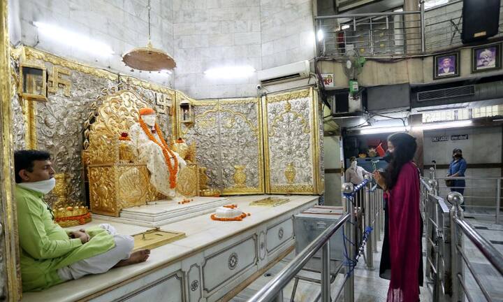 सोशल डिस्टन्सिंग पाळत दिल्लीतील साई बाबा मंदिर भाविकांसाठी उघडलं. (ANI Photo)