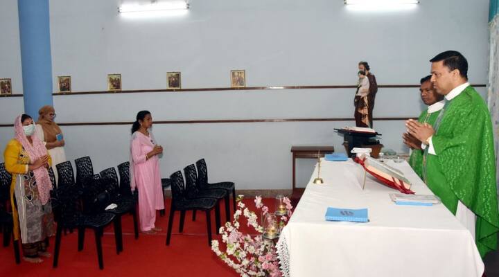 मंदिरांसोबतच लखनौमधील कॅथड्रल चर्चही खुलं झालं. (ANI Photo)
