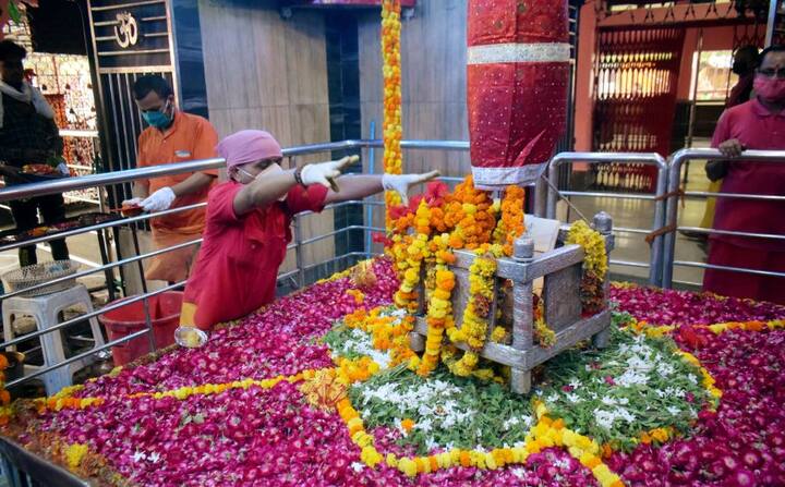 शक्तिपीठांपैकी एक असलेलं उत्तर प्रदेशातील मां अलोपी देवी मंदिरही सोशल डिस्टन्सिंगचे नियम पाळत सुरु झालं. (ANI Photo)
