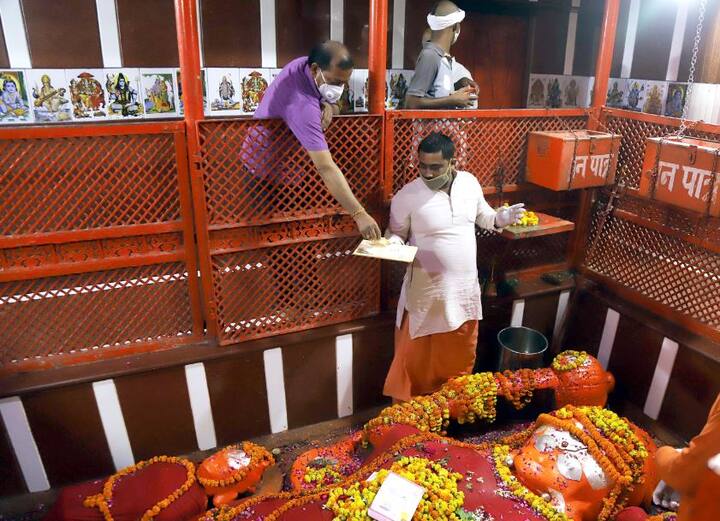 उत्तर प्रदेशातील प्रयागराज इथे असलेलं बडे हनुमान मंदिरही दोन महिन्यांनी भाविकांसाठी उघडण्यात आलं. (ANI Photo)