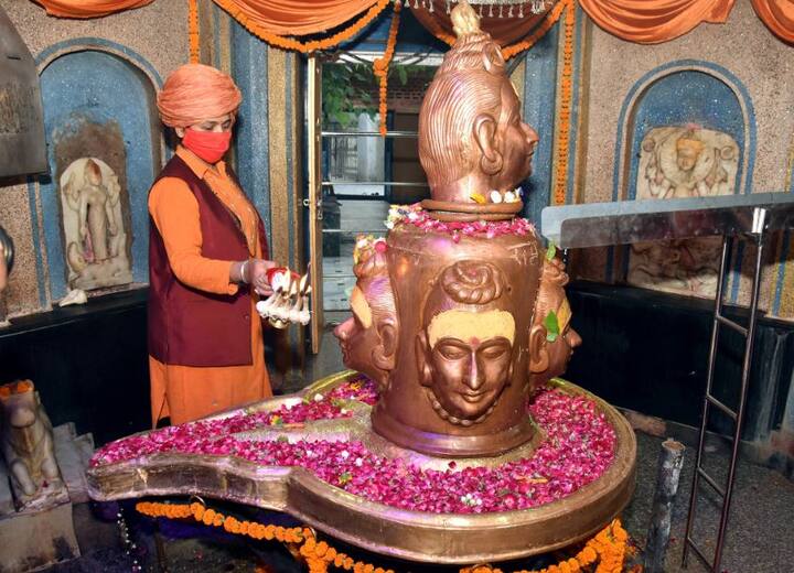 लॉकडाऊननंतर उत्तर प्रदेशच्या लखनौमधील मणकेश्वर मंदिर दोन महिन्यांनी आज (8 जून) खुलं झालं. (ANI Photo)
