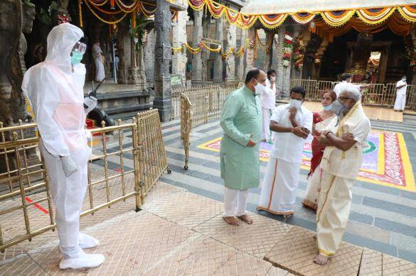 जवळपास 80 दिवसांनंतर आज (8 जून) देशातील सर्वात श्रीमंत देवस्थान अशी ख्याती असलेलं तिरुपती बालाजी मंदिर उघडलं आहे.