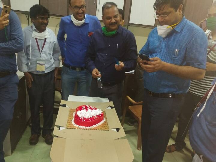चंद्रपूरच्या जिल्हा आरोग्य अधिकाऱ्यांकडून कोविड-19 नियमांचं उल्लंघन, कोरोना नियंत्रण कक्षातच कापला केक District Health Officer of Chandrapur violates covid rules, cuts cake in Corona control room चंद्रपूरच्या जिल्हा आरोग्य अधिकाऱ्यांकडून कोविड-19 नियमांचं उल्लंघन, कोरोना नियंत्रण कक्षातच कापला केक