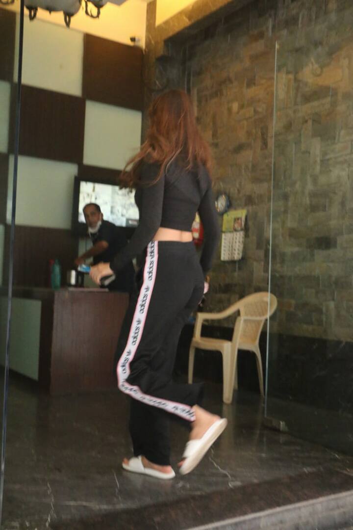 फोटोंमध्ये तुम्ही पाहू शकता की, दिशाने यादरम्यान ब्लॅक पायजामा आणि ब्लॅक क्रॉप टॉप वेअर केला होता. (Photo Credit: Manav Manglani)