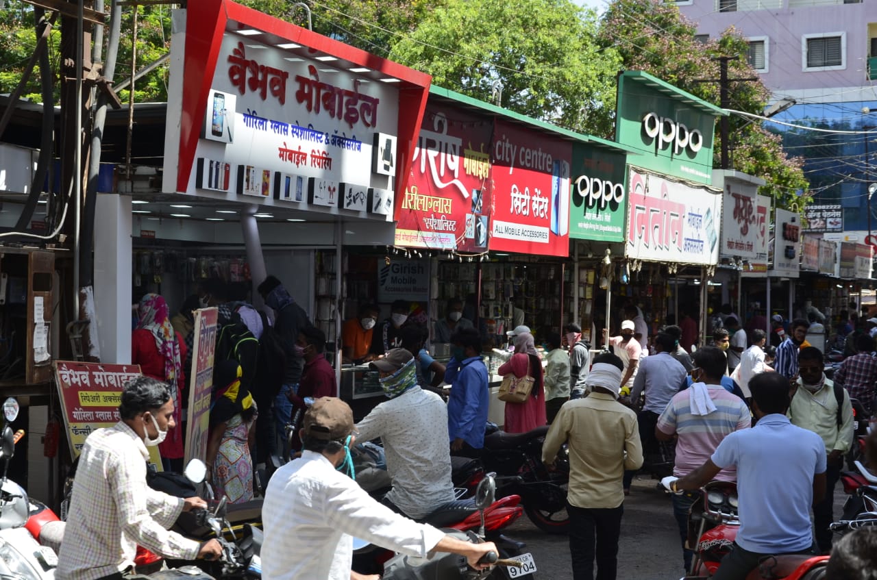 लॉकडाऊनमुळे बंद असलेले सोलापुरातील मोबाईल मार्केट सुरु, ग्राहकांची खरेदीसाठी गर्दी Mobile market open in Solapur after 2 months