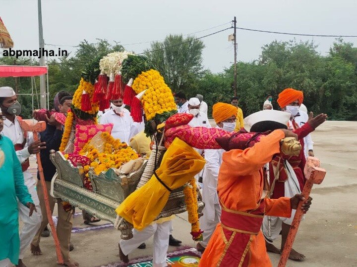 पालखी हे त्यांच्यासाठी घर होऊन जातं. मात्र यावेळी या आनंदापासून दूर राहावे लागणार असल्याने प्रत्येक वारकऱ्यांच्या चेहऱ्यावर उत्साह काही दिसला नाही.