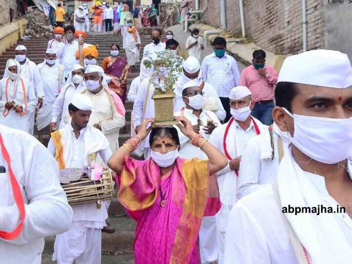 पालखी सोहळ्याच्या निमित्ताने वर्षभर एकमेकांपासून दूर राहिलेले वारकरी, महिनाभर वारीच्या निमित्ताने एकत्र राहतात. 