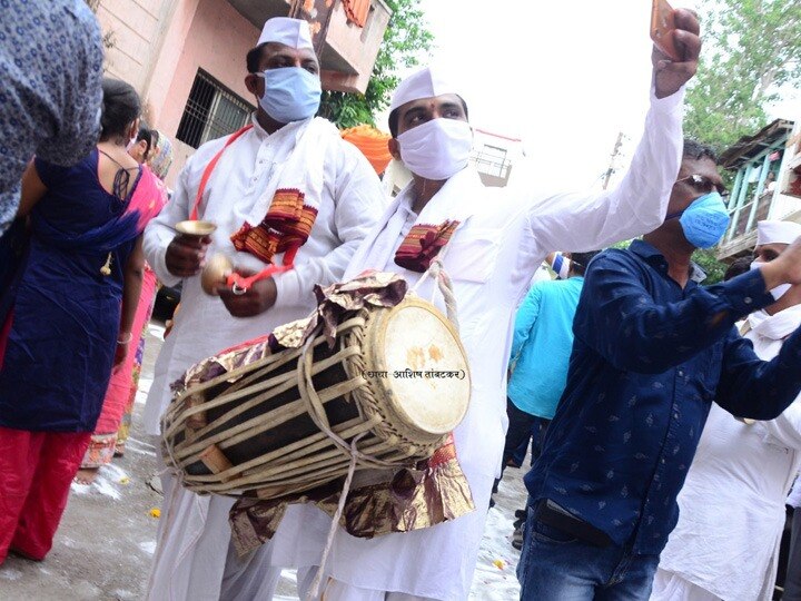 महाराष्ट्राच्या कानाकोपऱ्यातून संत एकनाथ महाराजांच्या पालखी सोहळ्यात सहभागी होण्यासाठी वारकरी पैठणमध्ये एकत्र येतात. 