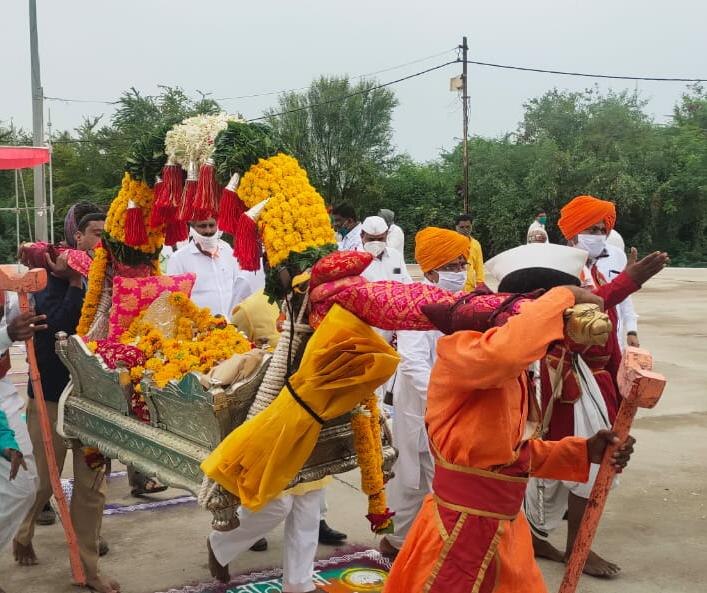 saint eknath palkhi sohala in presence of 20 warkari in aurangabad नाथांच्या पालखीचे 20 वारकऱ्यांच्या उपस्थितीत प्रस्थान, दशमीपर्यंत समाधी मंदिरात पालखी मुक्कामी