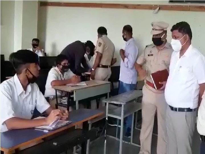 Snehavardhak Mandal Junior College take 11th exam in lockdown in Pune पुण्यात लॉकडाऊनमध्ये अकरावीची परीक्षा घेण्याचा धक्कादायक प्रकार!