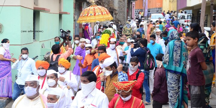 डोक्यावर टोपी, गळ्यात टाळ, तोंडाला मास्क आणि 20 वारकऱ्यांच्या उपस्थितीत नाथाच्या पालखीने दुपारी 1 वाजेच्या दरम्यान नाथच्या जुन्यावाड्यातून प्रस्थान ठेवलं. 