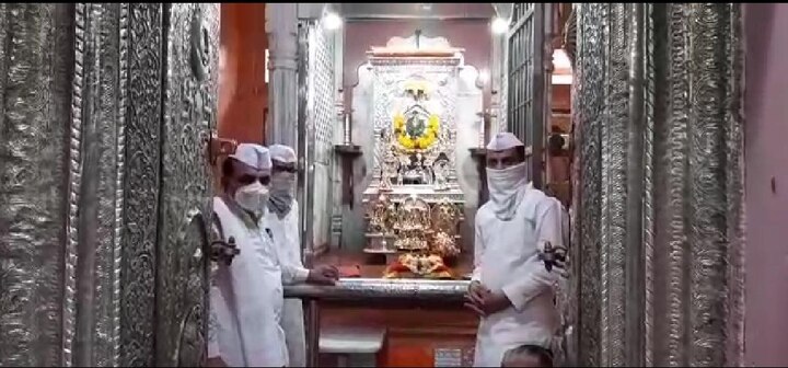 साडेचारशे वर्षापेक्षा अधिकची या पालखी सोहळ्याला परंपरा आहे. मात्र, इतिहासात पहिल्यांदाच मोजक्या वारकऱ्यांसह पालखीने प्रस्थान केले आहे. 