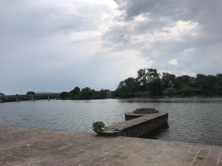 मंदिराचंही निर्जुंतिककरण करण्यात आलं असून कुणी कुठे थांबावं या साठी आखणी करण्यात आली होती.