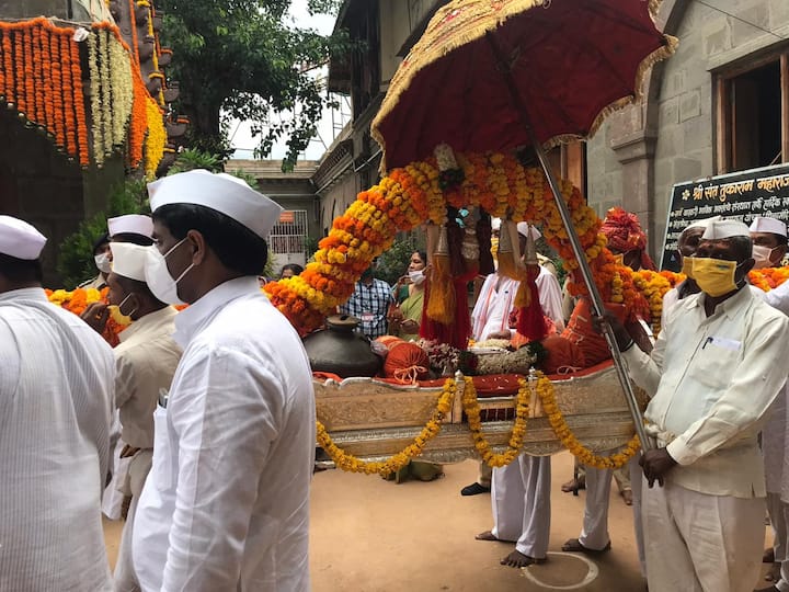 आज वारीमध्ये सहभागी झालेला प्रत्येक वारकरी ज्ञानोबा-तुकाराम या गजरासोबतच एक मागणी करत असेल ती म्हणजे हे कोरोनाचं संकट दूर होऊ दे आणि पुढच्या वर्षी तरी वारीची परंपरा उत्साहात आणि आनंदात साजरी होऊ देत.