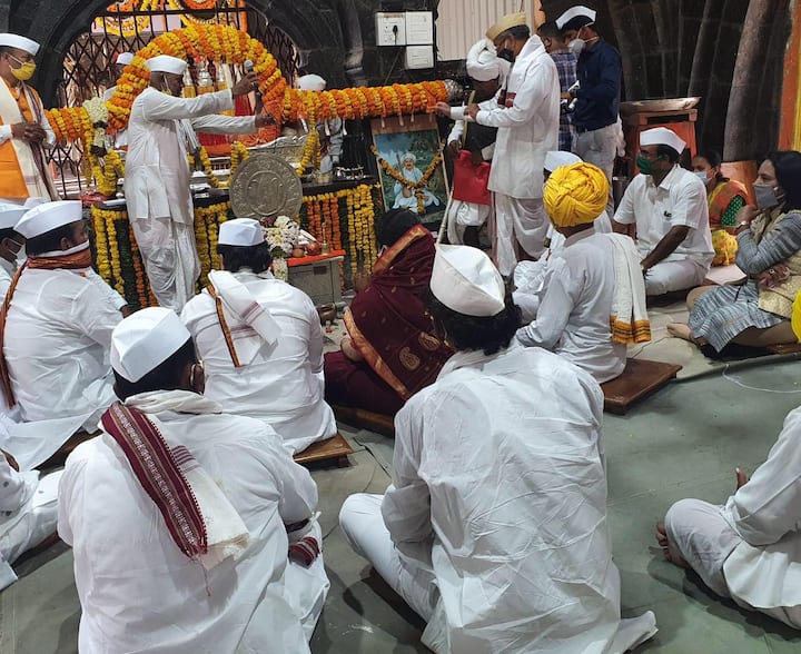 रोज शासनाच्या नियमांनुसार भजन-कीर्तन होईल. दशमीला तुकोबारायांच्या पादुका वाहनानं पंढरपूरला पाच वारकरी घेऊन जातील.