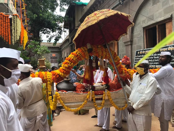 वारीत अधिकचे वारकरी सहभागी होऊ नयेत म्हणून त्याचं लक्ष होतं.