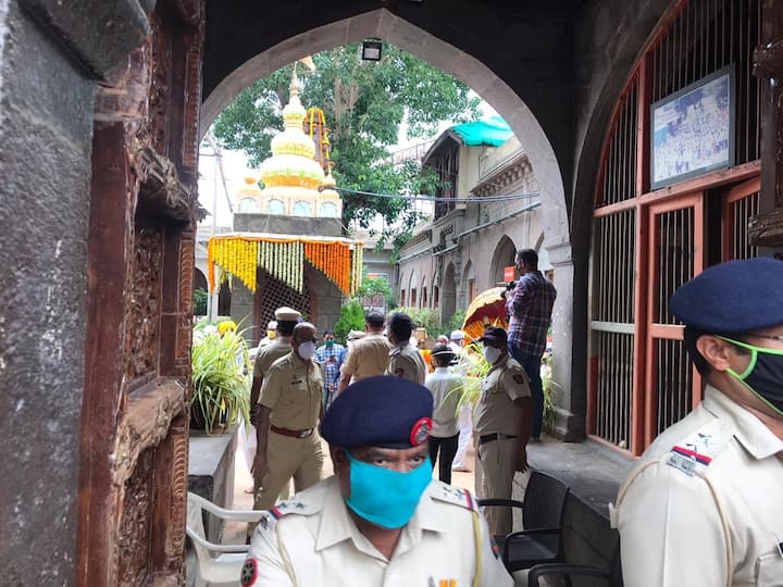 एरवी वारकऱ्यांच्या सुरक्षेसाठी पोलीस असायचे, पण यावर्षी वारीत वारकऱ्यांना सोशल डिस्टंसिंग सांगण्यासाठी पोलीस होते.