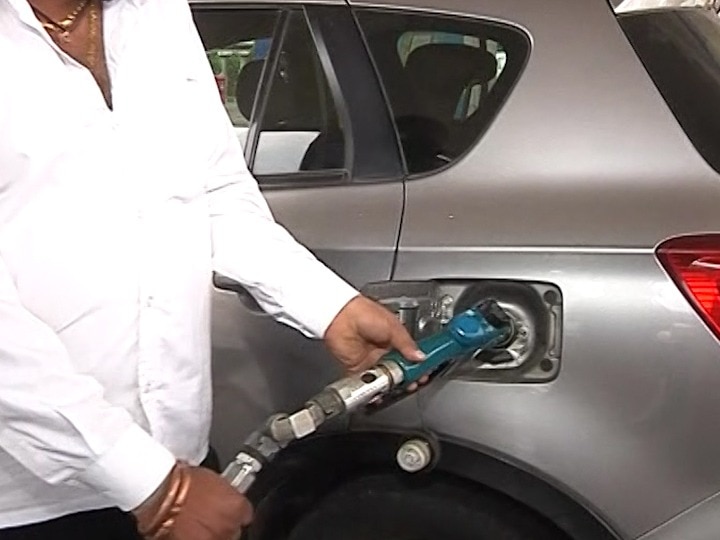 Self-sufficient petrol pump in Pune Customers can refuel the vehicle manually पुण्यात आत्मनिर्भर पेट्रोलपंप; ग्राहक स्वतः भरू शकता वाहनात पेट्रोल