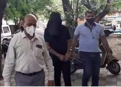 डेटिंग साईटवरुन महिलांना प्रेमाच्या जाळ्यात ओढायचा अन् आर्थिक फसवणूक करायचा, आता पोलिसांच्या जाळ्यात अडकला डेटिंग साईटवरुन महिलांना प्रेमाच्या जाळ्यात ओढायचा अन् आर्थिक फसवणूक करायचा, आता पोलिसांच्या जाळ्यात अडकला