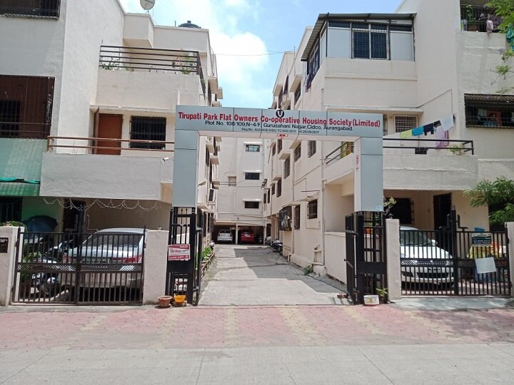 Aurangabad Coronavirus affected girl treated in residetial colony, Owner will give bungalow for COVID Center कोरोना काळातली पॉझिटिव्हीटी : कोरोनाग्रस्त मुलीवर कॉलनीतच उपचार, तर बंद बंगला कोविड सेंटरसाठी देण्याचा मालकाचा निर्णय