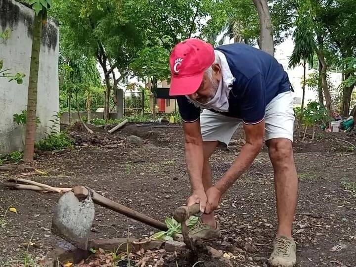 आधी येथील काटेरी झाड-झुडपं साफ केली. मोठ्या झाडांभोवती आकर्षक पद्धतीनं दगड रचलेत. प्रत्येक दिवस ही ओसाड जागा नवं रूप घेऊन समोर येत होती.
