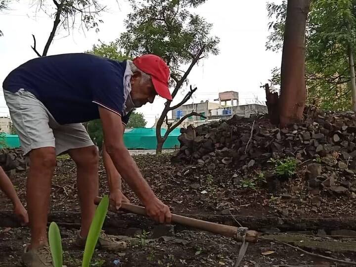 डॉ. विठ्ठल वाघांच्या समर्थ लेखणीतून आलेल्या अशा अनेक कवितांनी शेतकऱ्यांच्या दु:खाला बोलतं केलं आहे. म्हणूनच त्यांना मराठी साहित्य वर्तुळात 'महाराष्ट्राचं लोककवी' म्हटलं जातं.