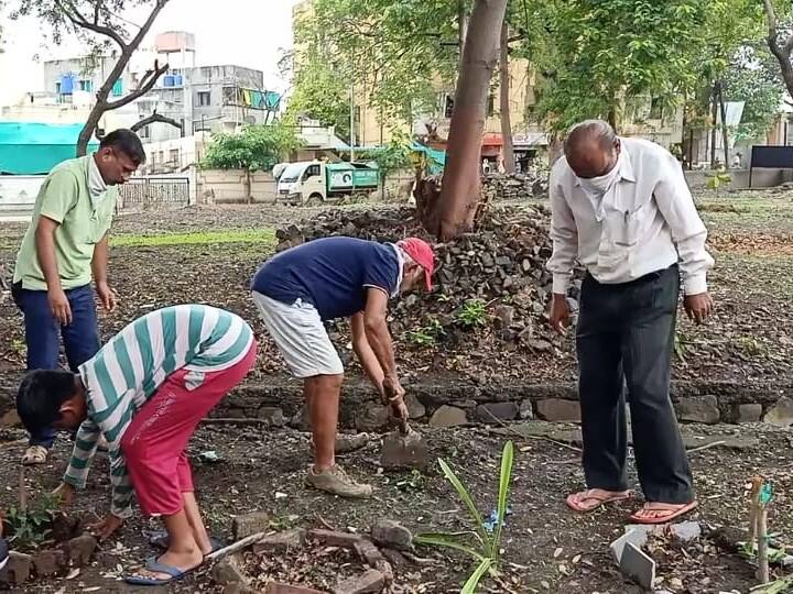 ही ओसाड जागा डॉ. वाघांच्या घरापासून अगदी काही पावलांवर. मार्च महिन्यात सकाळ-संध्याकाळ वाघांनी येथे काम करायला सुरूवात केली.